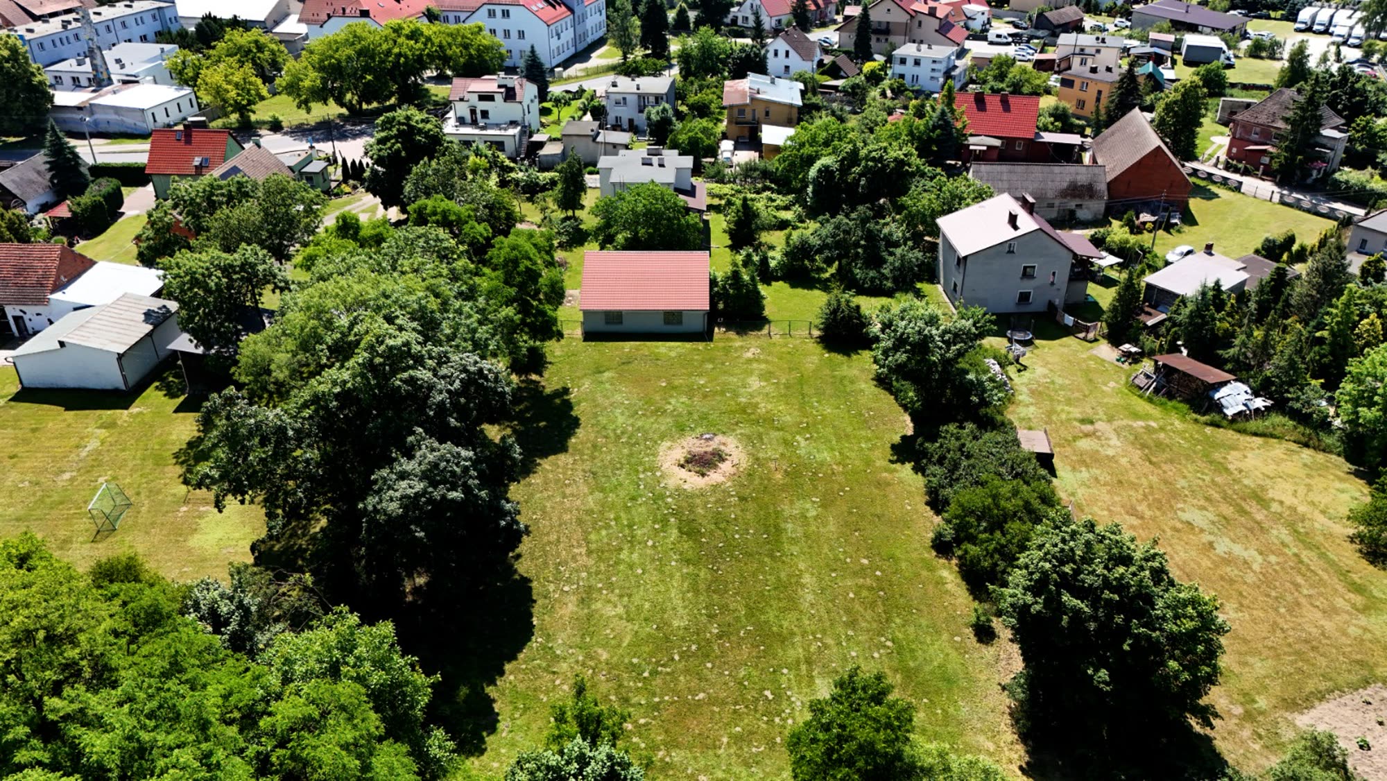 Dom i duża działka z lotu ptaka